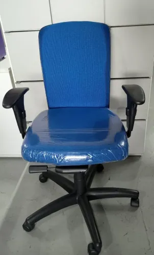 Cadeira Modelo Diretor Com Encosto, Braços Fixos E Tecido Azul - Para Escritório