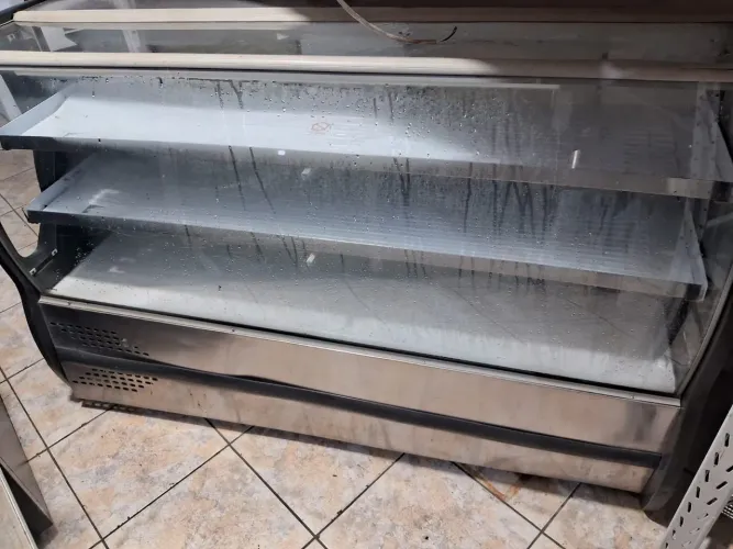Balcão Expositor Refrigerado Polar 175cm de largura Seminovo 127V