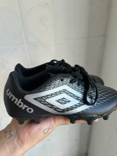 Vendo chuteira infantil numeração 30 nova nunca usada