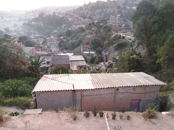 Vendo terreno com dois cômodos e banheiro