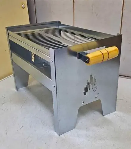 Churrasqueira de Metal com Grelha - Modelo Compacto