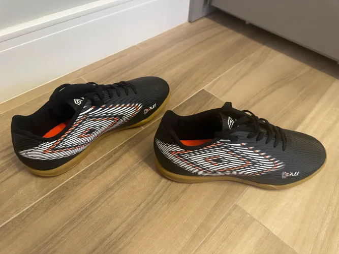 2 Chuteiras Umbro (Sintético + Futsal)