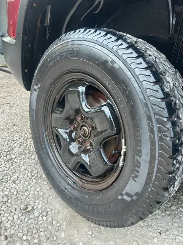 Rodas com pneu e calotas