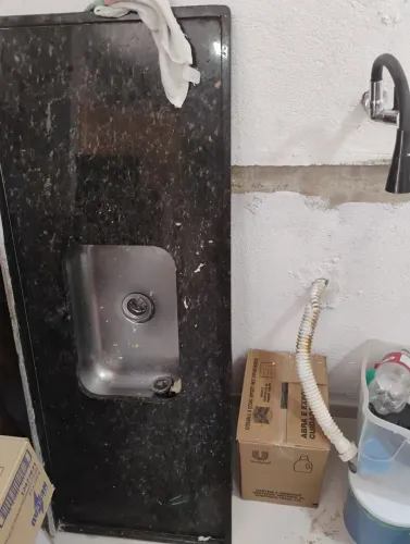 Pias de mármore e tanque