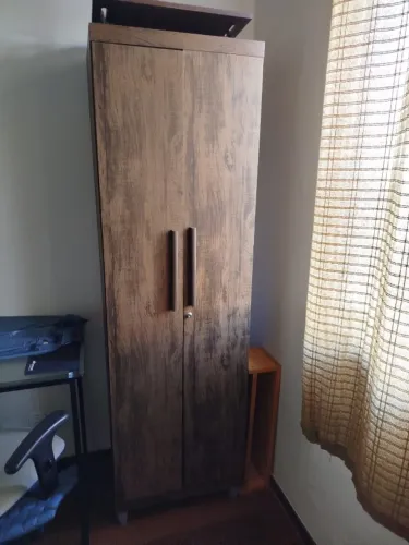 Armário multi-uso com duas portas 