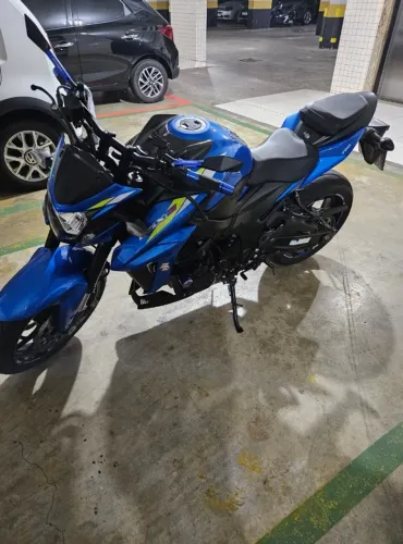 Moto GSXS 750az  impecavel e baixa Km