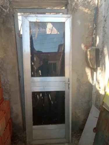 Porta de alumínio 210x70