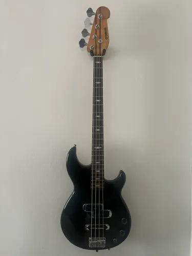 Baixo Yamaha