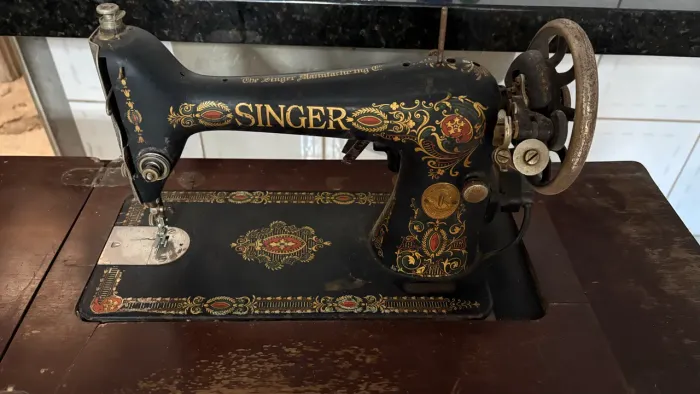 Máquina de Costura Singer Antiga Original Funcionando - Gabinete de Madeira