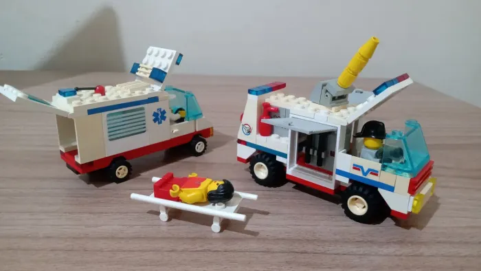 Bombeiro e Ambulância de Lego original - Brinquedo de montar - De 499 por R$ 399