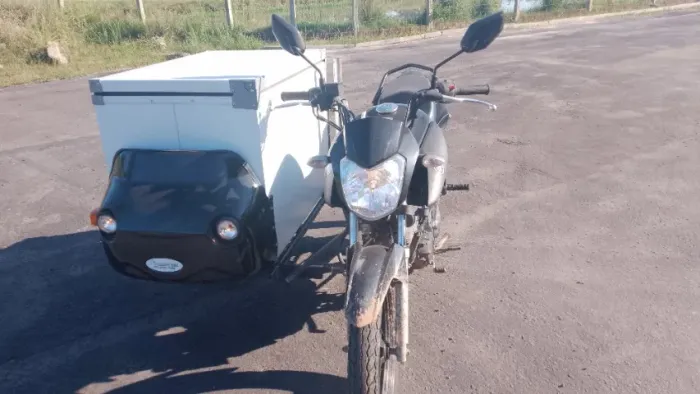 Moto com side car térmico  para entregas