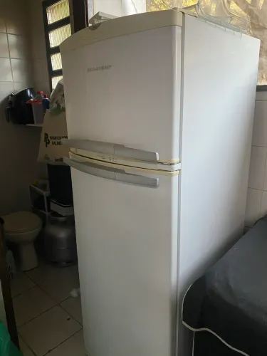 Geladeira Brastemp completa conservada 