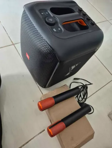 Caixa De Som Partybox Encore Com Microfone Jbl Preta com Karoake