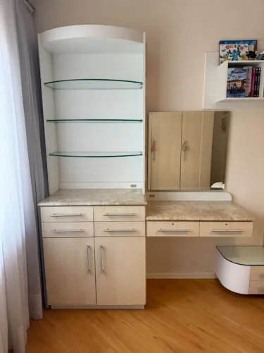 Escrivaninha com estante em MDF