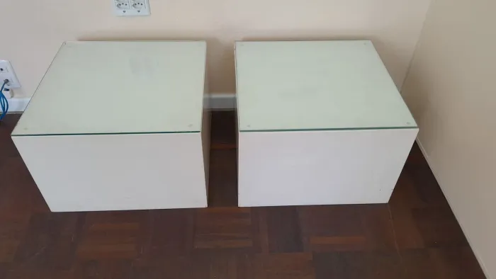 Cubos expositores em MDF branco para manequins, artigos variados e decoração de interiores