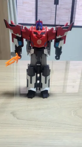 Mega Optimus Prime da linha Transformers: Robots in Disguise (modelo 3-Step Changer)