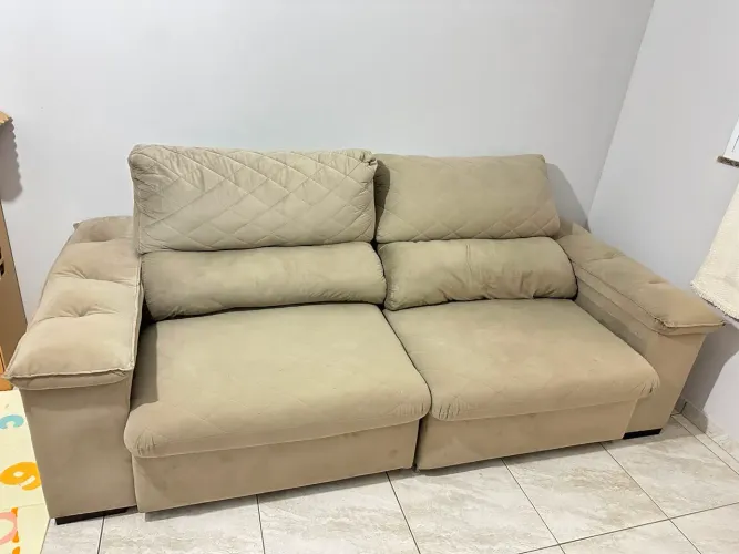 Sofá retrátil vira cama