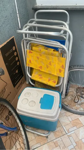 Vendo 2 cadeiras de praia de alumínio 1 guarda sol 2 cooler e um carrinho pra transportar