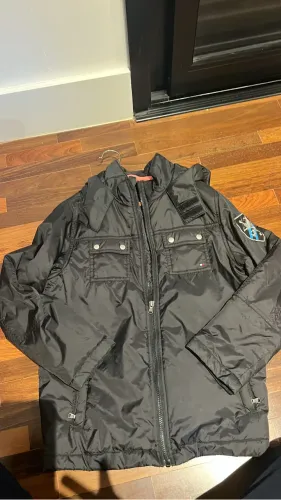 Jaqueta Infantil Tommy Hilfiger Preta com Capuz - Tamanho 10