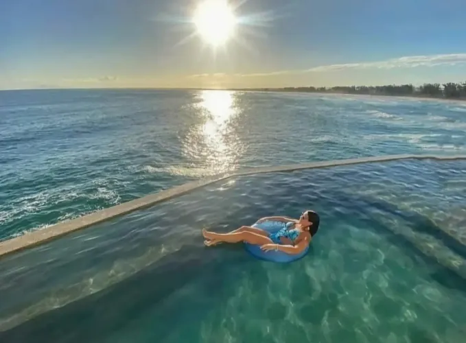 Casa das tartarugas com piscina infinita acima do mar !