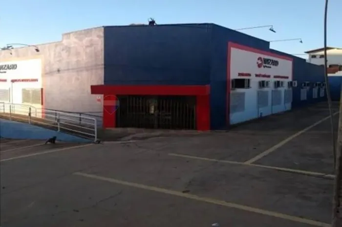 RE/MAX Aluga Imóvel comercial, de esquina, térreo, com 1.191m² de terreno no Mansões Santo