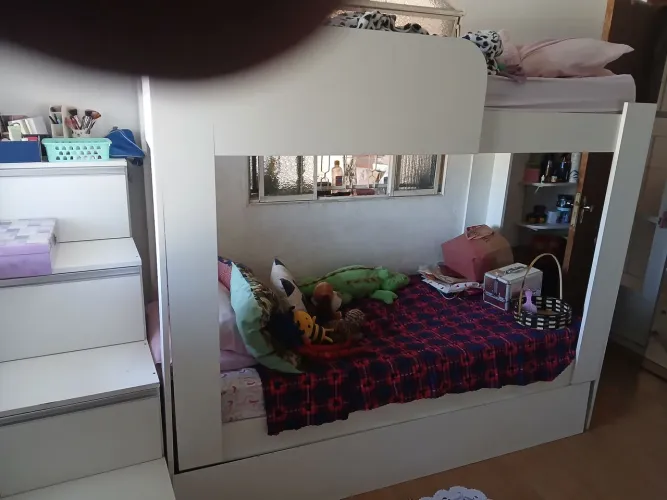 Cama beliche com gavetas como escada mais uma cama addocional