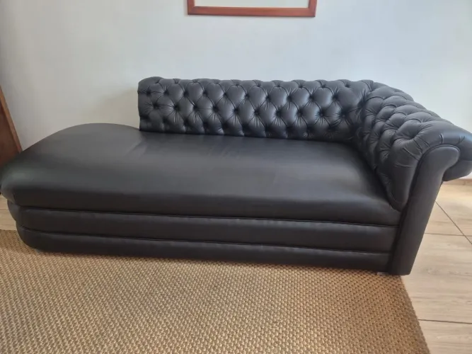Sofá de couro preto