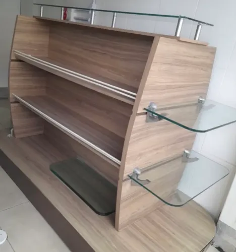 Balcão Expositor Comercial com Prateleiras de Vidro