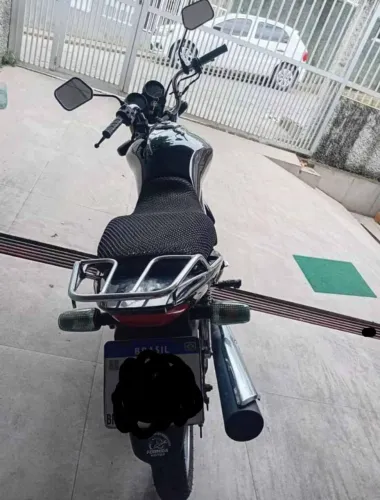 Vendo moto 125 cilindradas R$ 7,500 ano 2011