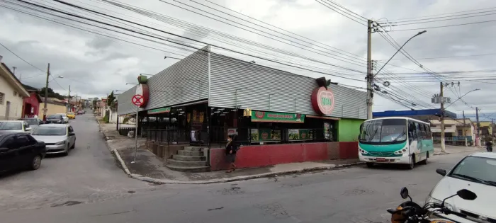 Oportunidade Única! Loja Comercial de 260m² no Centro de Esmeraldas-MG: 2 Salas, 1 Banheir