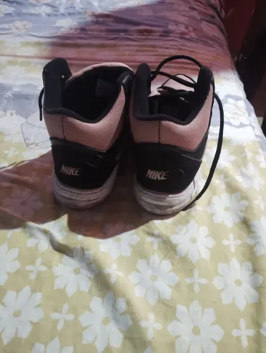 Vendo este lindo tênis bota.