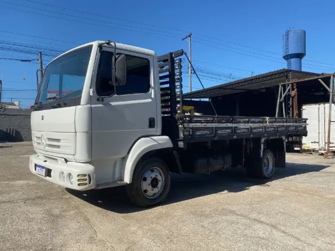 MB 712 Carroceria 5,30m  