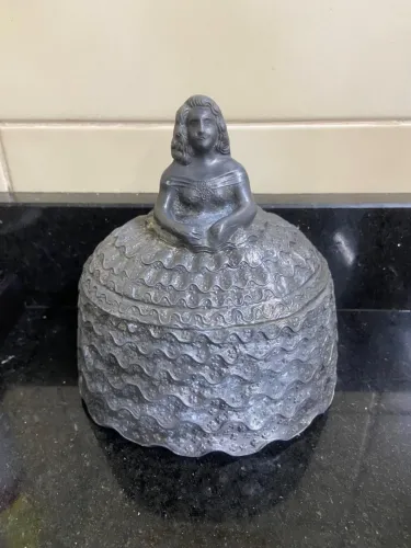 Porta Joia de metal (estanho ) formato Dama Vitoriana
