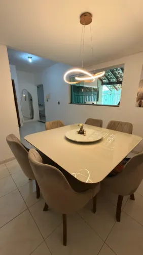 Mesa de jantar com tampa giratória