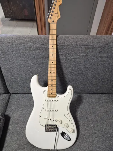 Guitarra Fender Player Stratocaster Polar White, ano 2024 perfeito estado