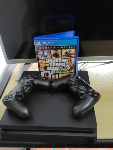 PS4 SLIM 1 TB + 2 CONTROLES ORIGINAIS + LACRADO NUNCA ABERTO + MIDIA FISICA GTA V + CABO