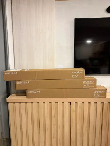 Soundbar Samsung HW-B400F/ZD 40W Bluetooth 2.0 Canais Woofer Integrado Titan Black novo<br>