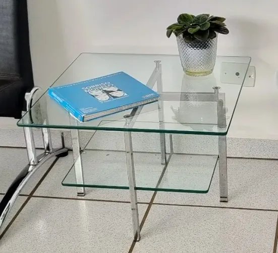 Mesa lateral de estrutura cromada e tampos de vidro (tampo e prateleira)