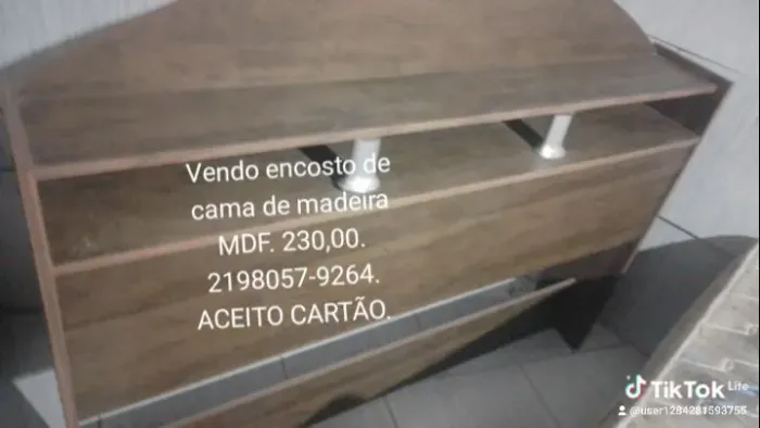 Cabeceira de cama em Mdf com prateleiras.