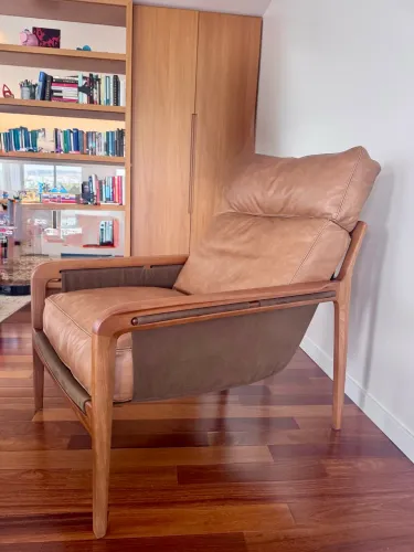 Chaise/Poltrona de madeira e couro natural - aristeu Pires design