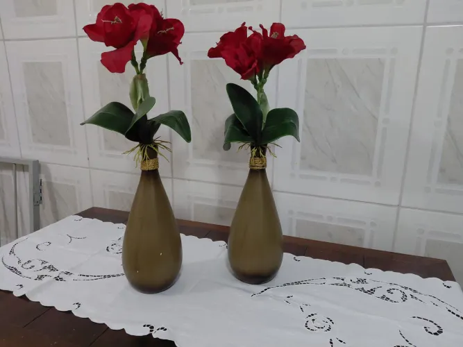 Kit caminho de mesa e arranjos florais 