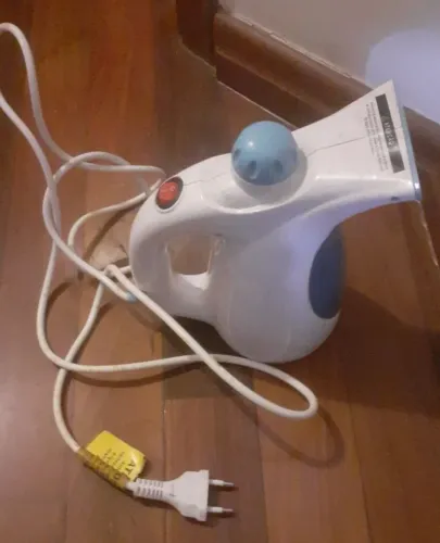 Ferro de passar roupa no cabide 