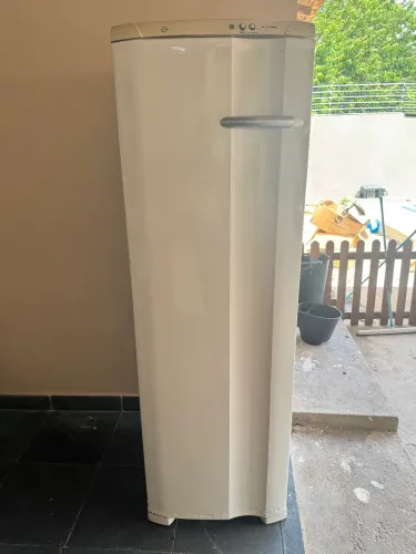 Vende-Se FREEZER VERTICAL ELETROLUX