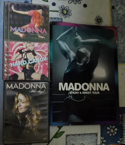 Madonna Sticky & Sweet tour book + DVD e álbuns de brinde