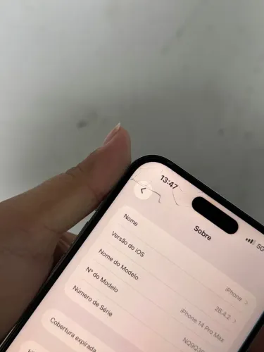 iPhone 14 Pro Max com trinco na tela