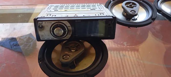 Rádio Buster e 4 alto falante 40 rms potência.