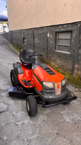 Trator cortador de grama