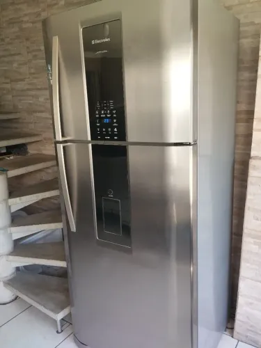 Geladeira Electrolux di80x inox com fabricador de gelo automático e Dispenser de agua