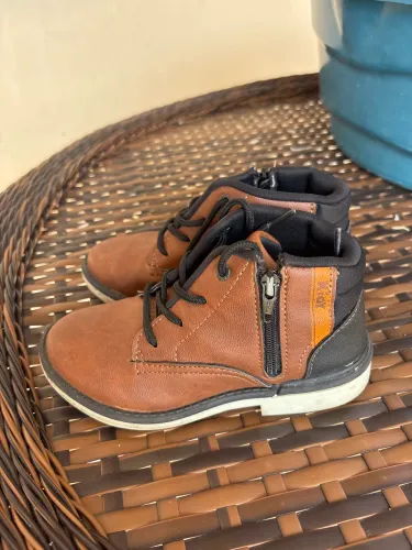Bota menino 28