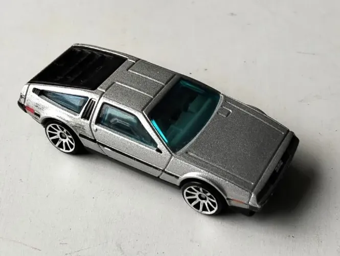 Brinquedo - Miniatura Hot Wheels DMC DeLorean - 2010 - Usado